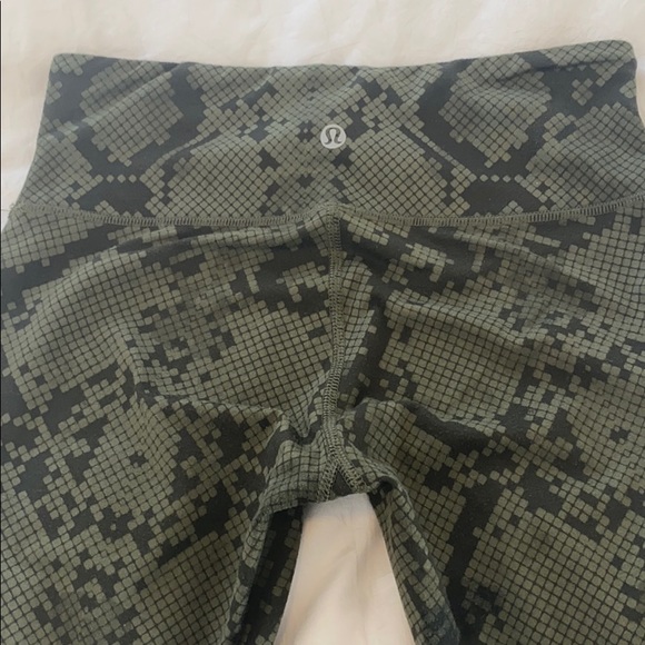 Lululemon - Picture 3 of 5